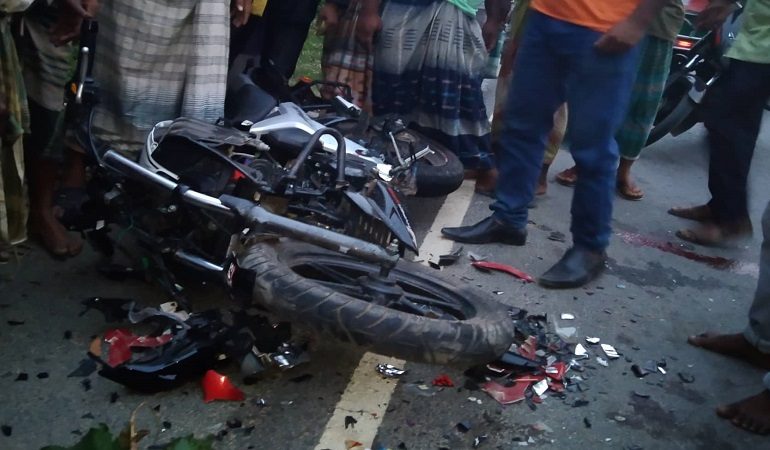 দুই মোটরসাইকেলের সংঘর্ষে বাবা-ছেলে নিহত