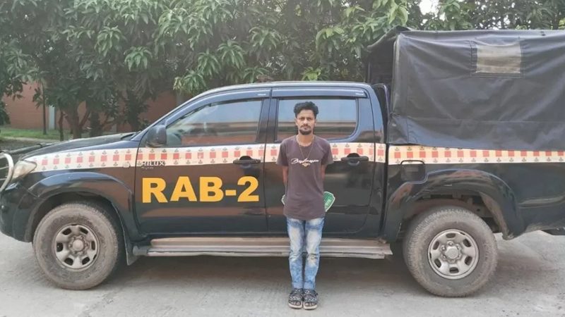 মোহাম্মদপুরের শীর্ষ ছিনতাইকারী ‘মাওরা সোহেল’ অস্ত্রসহ গ্রেপ্তার