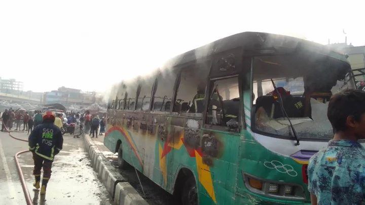 রাজধানীর জুরাইনে রাইদা পরিবহনের বাসে আগুন