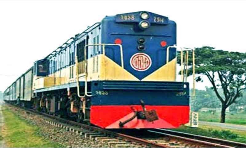 দুই ট্রেন মুখোমুখি, অল্পের জন্য রক্ষা পেল যাত্রীরা