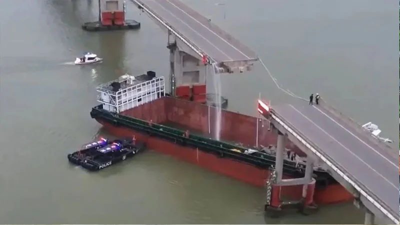 পণ্যবাহী জাহাজের ধাক্কায় দুই ভাগ সেতু, নদীতে পড়ল ৫টি যানবাহন