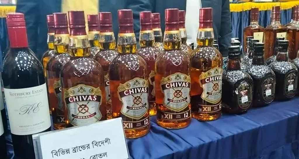 রাজধানীর বসুন্ধরায় ভেজাল মদের কারখানা, বিদেশি সিল লাগিয়ে বাজারজাত