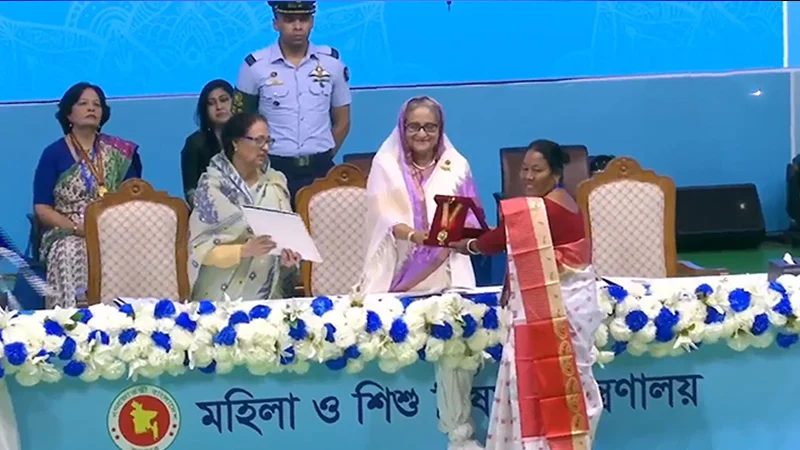 বিশিষ্ট ৫ নারীর হাতে ‘রোকেয়া পদক’ তুলে দিলেন প্রধানমন্ত্রী