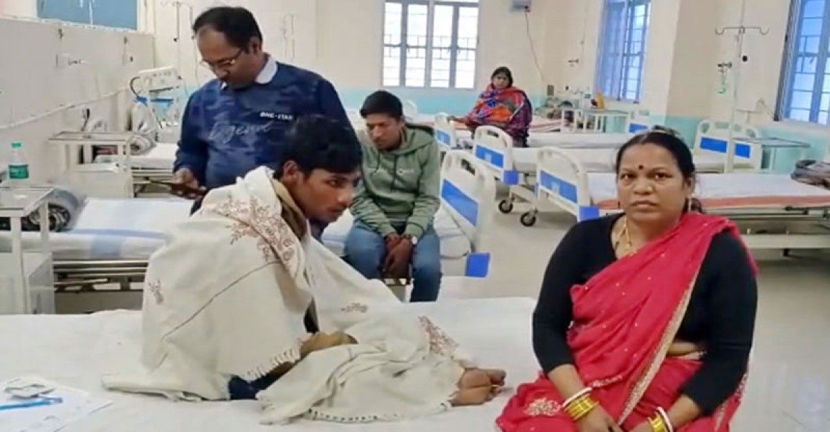 ৫০০ ছাত্রীর মধ্যে নিজেকে একা দেখে জ্ঞান হারালো ছাত্র