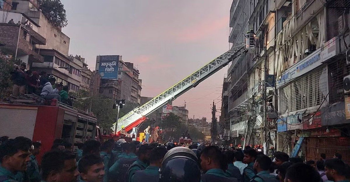 গুলিস্তানে বিস্ফোরণ: লাশের সারি বাড়ছেই, নিহত ১৬