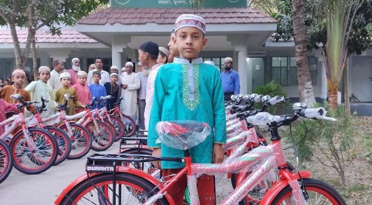 টানা ৪০ দিন জামাতে নামাজ, সাইকেল উপহার পেল ২৩ শিশু