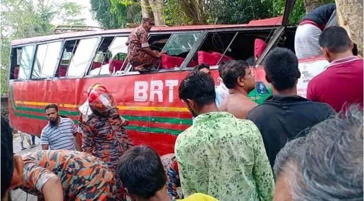 বৈদ্যুতিক খুঁটিতে বিআরটিসি বাসের ধাক্কা, নিহত ২