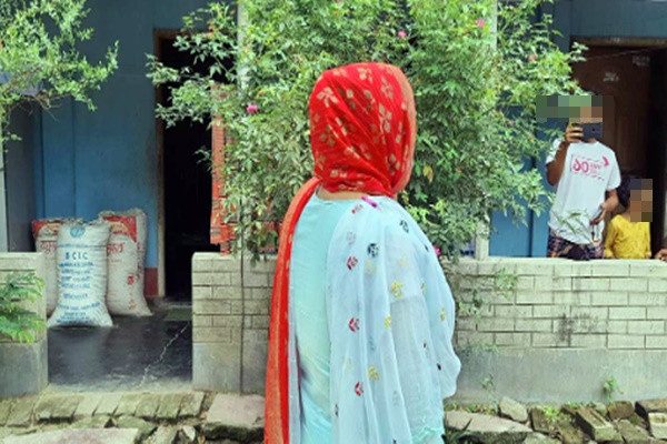 বিয়ের দাবিতে ওসির বাড়িতে নারী উদ্যোক্তার অনশন!
