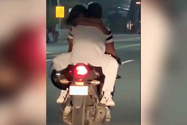চলন্ত বাইকে বসে প্রেমিক-প্রেমিকার রোমাঞ্চ, খুঁজছে পুলিশ