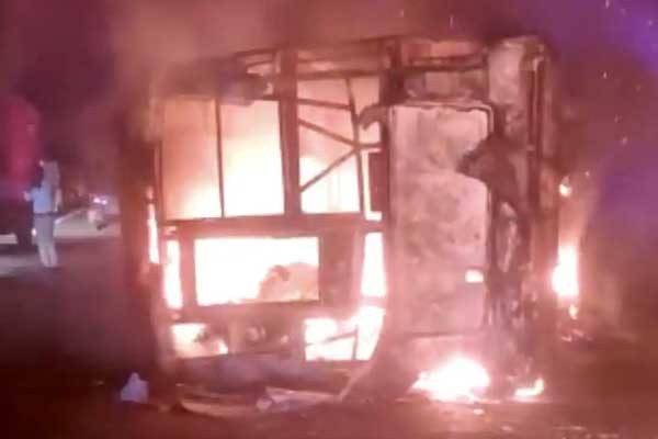 ভারতে সংঘর্ষের পর বাসে আগুন, ‘ঘুমন্ত’ ২৫ যাত্রীর মৃত্যু