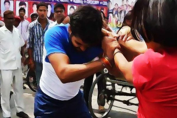প্রেমিকের সব নিয়ে নগ্ন করে হাইওয়েতে ফেলে গেলেন প্রেমিকা