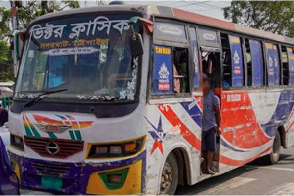 শিক্ষার্থীকে চাপা দিয়ে পালাতে গিয়ে শিশুকে পিষে মারল বাস