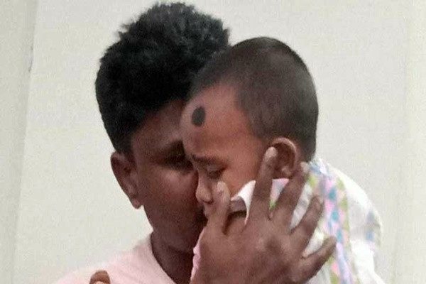 হাতকড়া পরে কাঠগড়ায় বাবা, কোলে যেতে শিশু আয়েশার কান্না