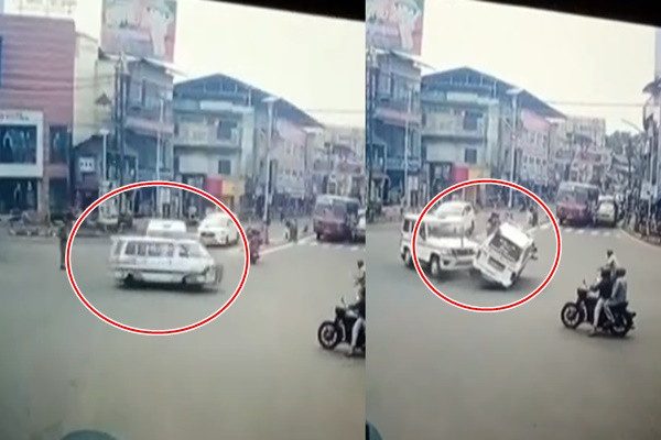 উল্টো পথে আসা মন্ত্রীর গাড়িবহরের ধাক্কায় উল্টে গেলো অ্যাম্বুলেন্স