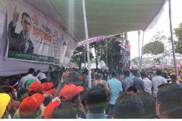 দুলতে দুলতে ভেঙে পড়ল ‘তারুণ্যের সমাবেশ’ মঞ্চ