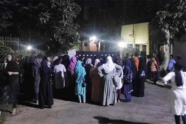 ভিসির বাসভবনের সামনে জাবি ছাত্রীদের বিক্ষোভ