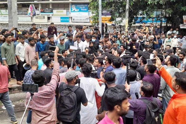 নুরের ওপর হামলা : গণঅধিকার-ছাত্রলীগের পাল্টাপাল্টি অভিযোগ