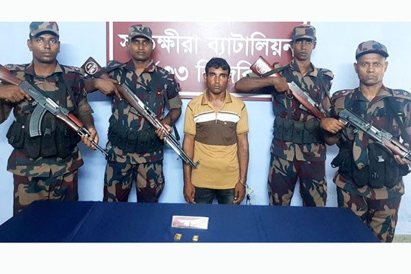 চোরাকারবারির জুতায় মিলল ৫ সোনার বার