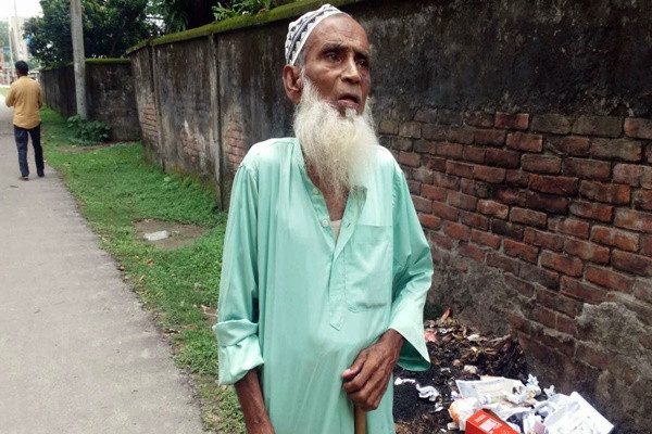 জমির জন্য বাবাকে বাড়ি থেকে বের করে দিল ছেলেরা!