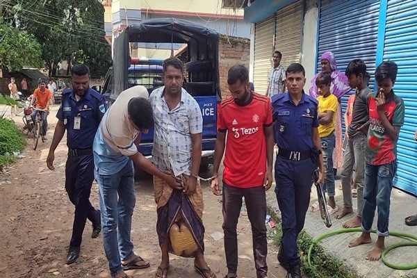 তিন কেজি গাঁজাসহ বাবা-ছেলে আটক