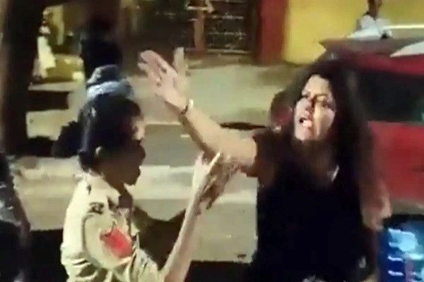 রাতে মাতাল হয়ে পুলিশকে গালিগালাজ নারীর, পরে গ্রেপ্তার