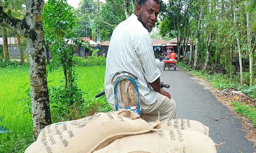 সরকারি ত্রাণের পাঁচ বস্তা চাল বাড়ি নিয়ে গেলেন গ্রাম পুলিশ
