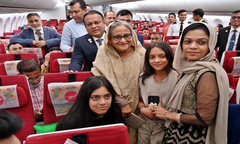 বিমানে যাত্রীদের সঙ্গে প্রধানমন্ত্রীর কুশল বিনিময়, তুললেন ছবি