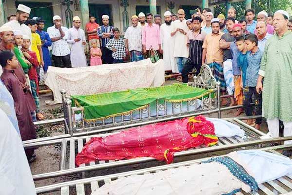 ট্রেন দুর্ঘটনায় নিহত একই পরিবারের চারজনের মরদেহ পাশাপাশি দাফন
