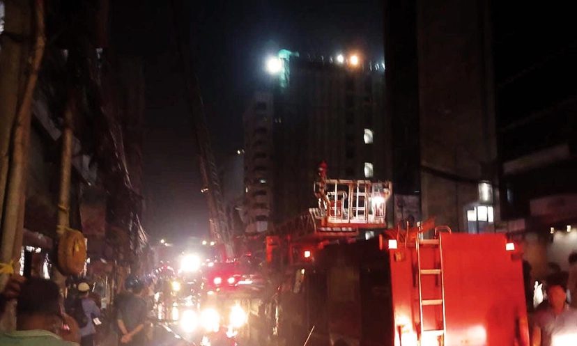 ৩ ঘণ্টায়ও নিয়ন্ত্রণে আসেনি খাজা টাওয়ারের আগুন