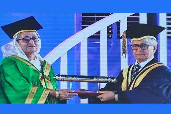 বঙ্গবন্ধুর ‘ডক্টর অব লজ’ ডিগ্রি গ্রহণ করলেন মেয়ে শেখ হাসিনা