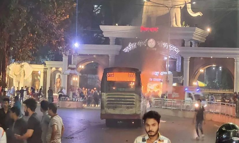 জিগাতলায় যাত্রীবাহী বাসে আগুন, একজন হাতেনাতে আটক