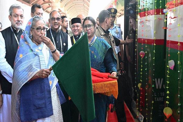 সমুদ্রের শহরে ট্রেন ছাড়ল প্রধানমন্ত্রীর হুইসেলে