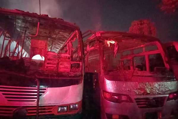 মিরপুরে মানারাত বিশ্ববিদ্যালয়ের দুই বাসে আগুন