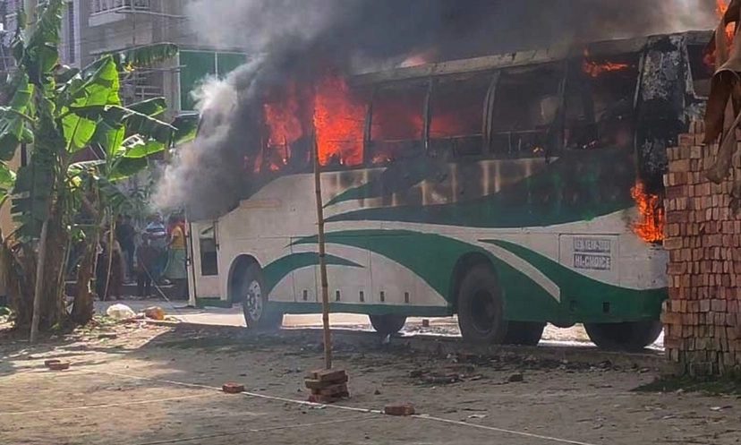 গাজীপুরে বাসে আগুন, পুড়তে দেখে অজ্ঞান মালিক