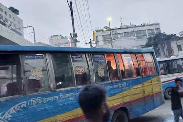 এবার পল্টনে বাসে আগুন