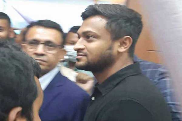 আওয়ামী লীগের দলীয় মনোনয়ন ফরম জমা দিলেন সাকিব