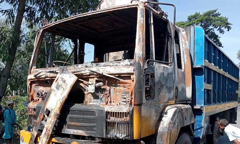 দিনাজপুরে মধ্যরাতে ধানবোঝাই ট্রাকে আগুন