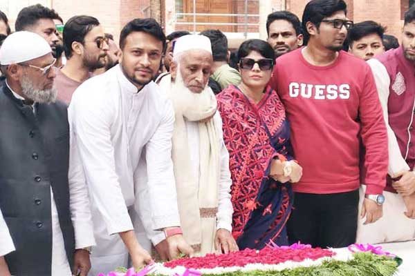টুঙ্গিপাড়ায় বঙ্গবন্ধুর সমাধিতে সাকিবের শ্রদ্ধা