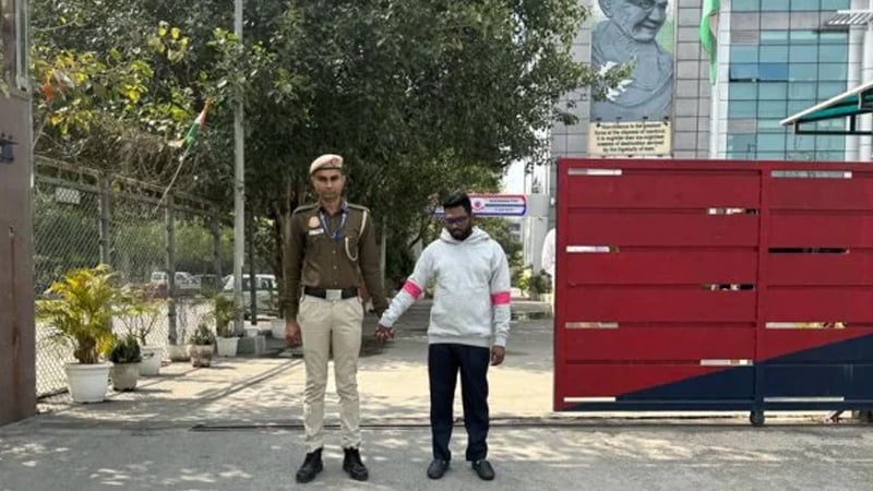স্ত্রীর কাছে ধরা পড়ার ভয়ে বিমানবন্দরে বোমাতঙ্ক ছড়ালেন বাংলাদেশি যুবক!