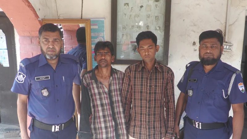 মধ্যরাতে রেললাইনের ক্লিপ খুলে নাশকতার চেষ্টা, আটক ২