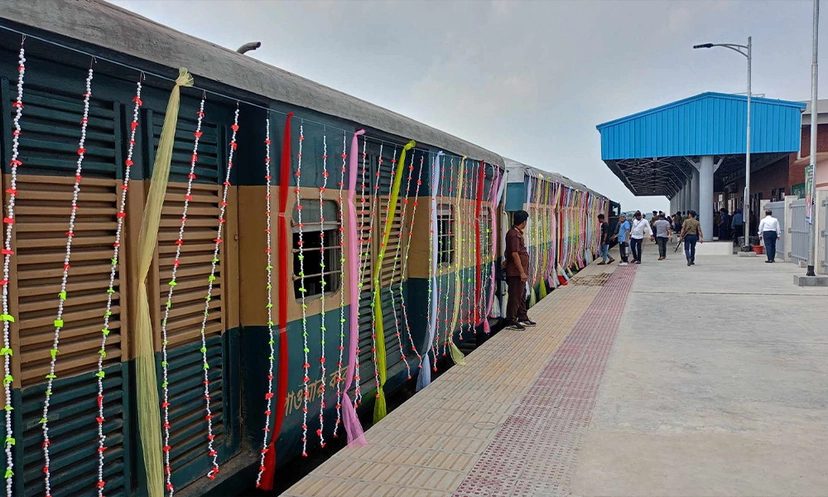 রাজবাড়ী থেকে ঢাকার পথে দুই কমিউটার ট্রেন