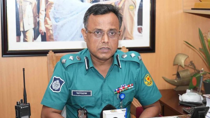 ধানমন্ডিতে প্রকাশ্যে গলায় চাপাতি ধরে ছিনতাই : গ্রেপ্তার ৪