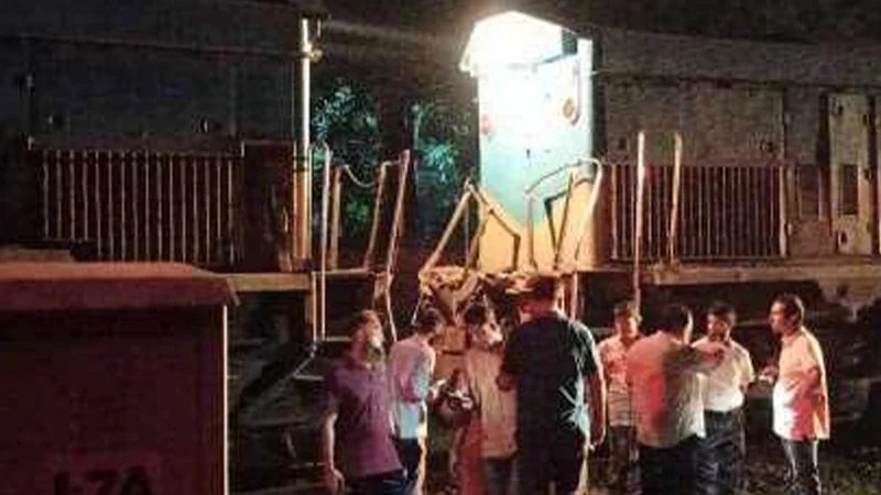 চট্টগ্রামে ট্রেনের দুই ইঞ্জিনের সংঘর্ষ, আহত ২
