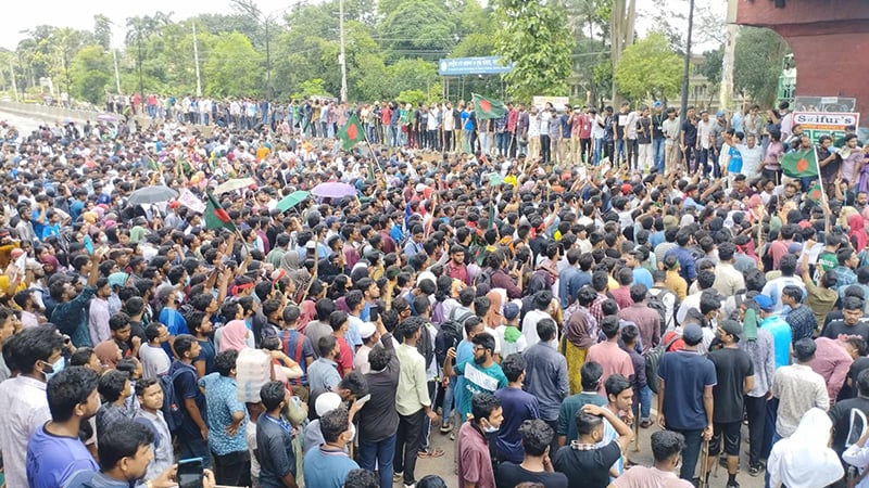 ঢাকা-আরিচা মহাসড়ক অবরোধ করে শিক্ষক-শিক্ষার্থীদের বিক্ষোভ