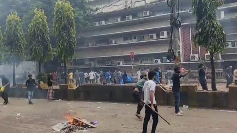চট্টগ্রামের নিউমার্কেটে সংঘর্ষে গুলিবিদ্ধ ২০ জন চমেক হাসপাতালে