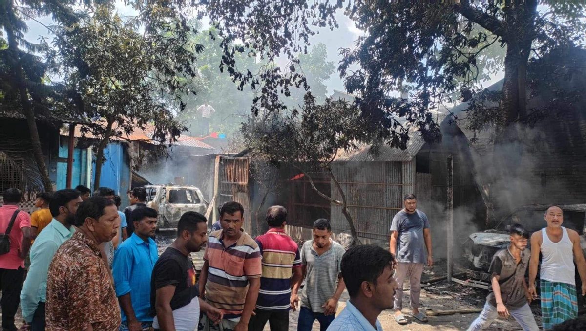 পঞ্চগড়ে আ. লীগ নেতাদের বাড়ি-গাড়িতে ভাঙচুর ও আগুন