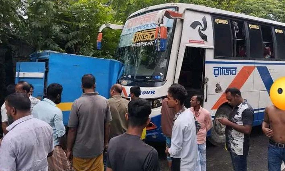 জামালপুরে বাস-পিকআপের মুখোমুখি সংঘর্ষে নিহত ১