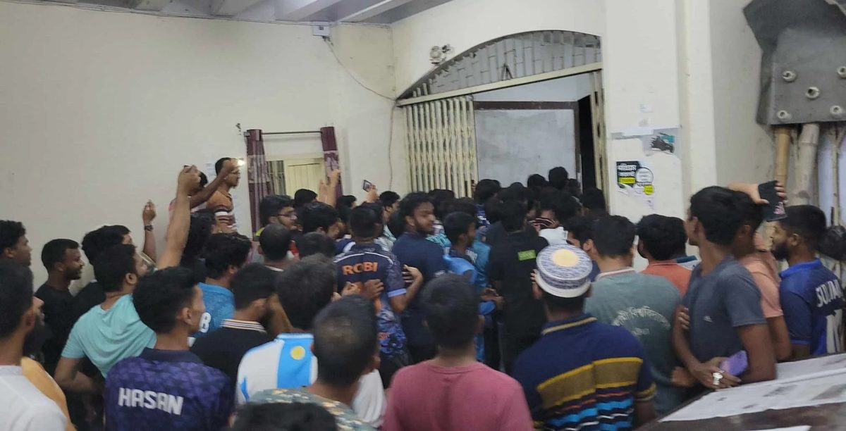 ইবি ছাত্রলীগ কর্মীকে জুতার মালা পরিয়ে মারধর