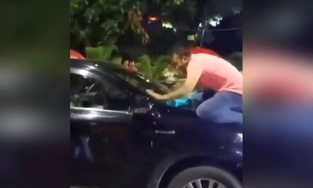 ‘বউ মাইরেন না, পরকীয়া প্রেমিককে মারেন’ ভিডিও ভাইরাল!