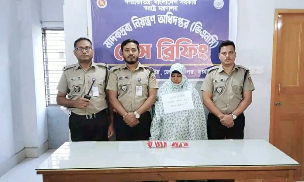 পায়ের ব্যান্ডেজ খুলতেই বেরিয়ে এলো ৩৪০০ পিস ইয়াবা, নারী আটক
